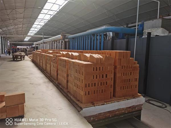 108.8×2.4米煤氣天然氣燒粘土磚高效高產(chǎn)節(jié)能隧道窯生產(chǎn)線(xiàn)（設(shè)計(jì)日產(chǎn)200噸，實(shí)際日產(chǎn)240噸，能耗45m3/噸產(chǎn)品）